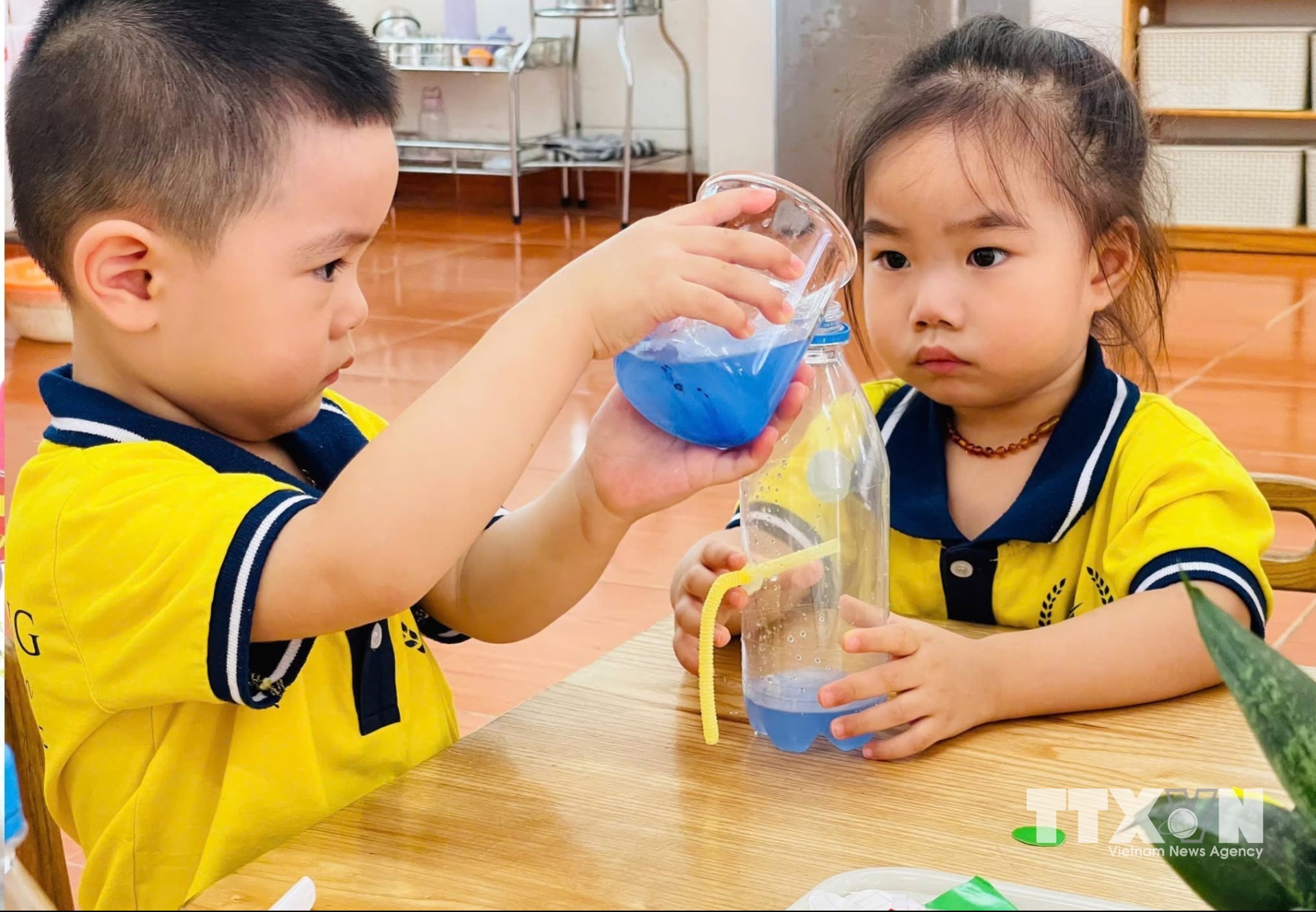 Giáo dục STEM/STEAM theo hướng tích hợp góp phần phát huy khả năng sáng tạo của trẻ trong giai đoạn "vàng" của những năm học đầu tiên. (Ảnh: Thu Hoài/TTXVN)